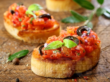 Брускети с домати, зехтин и маслини - снимка на рецептата